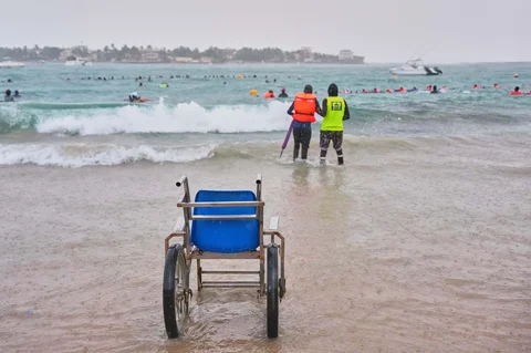 Sebuah kursi roda terlihat di tepi pantai selama sesi terapi air di laut di Dakar, Senegal, Sabtu (06/12/2025).