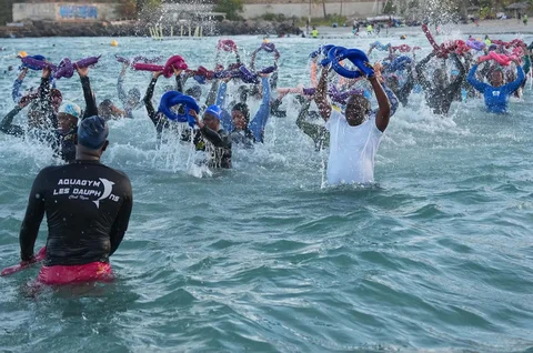 Orang-orang mengikuti sesi terapi air berkelompok di laut di Dakar, Senegal, Sabtu, (13/12/2025).