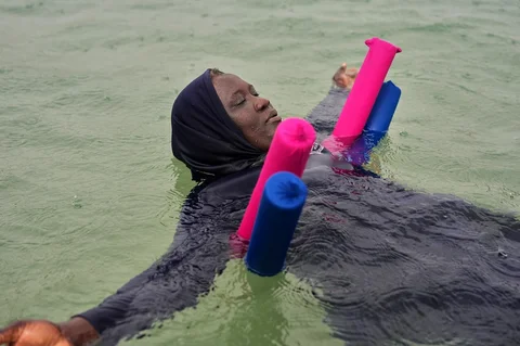 Seorang peserta mengapung selama sesi terapi air di laut di Dakar, Senegal, Sabtu (06/12/2025).