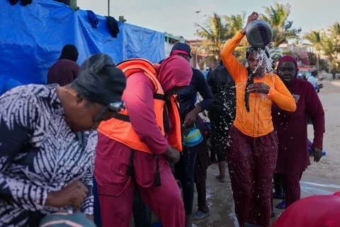 Para peserta membersihkan diri setelah sesi terapi air di Dakar, Senegal, Sabtu (06/12/2025).