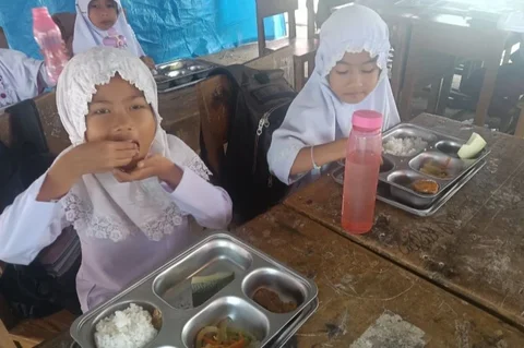 Ratusan siswa sekolah dasar di Kabupaten Agam yang terdampak bencana alam menunjukkan antusiasme tinggi terhadap Program Makan Bergizi Gratis (MBG) yang disalurkan setiap hari, membuat mereka tetap semangat belajar.