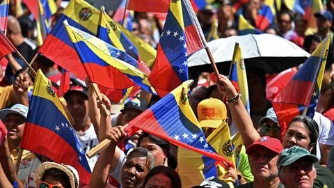 Para pendukung Nicolas Maduro berkumpul di beberapa titik di Caracas untuk memprotes intervensi militer Amerika Serikat. Tampak dalam foto, pendukung mantan Presiden Venezuela, Nicolas Maduro