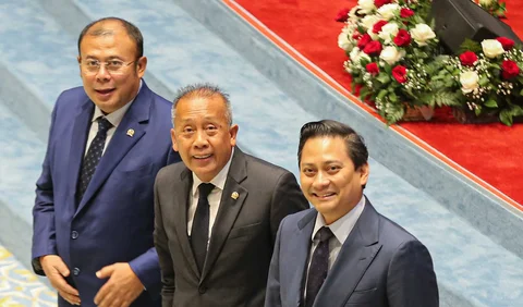 Wakil Ketua DPR Saan Mustopa (tengah) dan Cucun Ahmad Syamsurijal (kiri) berfoto bersama dengan Deputi Gubernur Bank Indonesia (BI) terpilih Thomas Djiwandono (kanan) pada Rapat Paripurna DPR ke-12 Masa Persidangan III Tahun Sidang 2025-2026 di Kompleks Parlemen, Senayan, Jakarta, Selasa (27/01/2026).