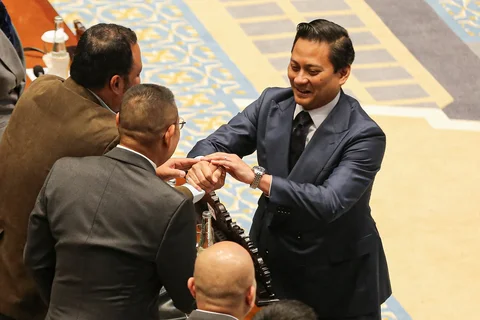 Deputi Gubernur Bank Indonesia (BI) terpilih Thomas Djiwandono menerima ucapan selamat dari anggota DPR pada Rapat Paripurna DPR ke-12 Masa Persidangan III Tahun Sidang 2025-2026 di Kompleks Parlemen, Senayan, Jakarta, Selasa (27/01/2026).