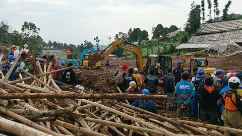 Empat Hari Menanti di Tengah Longsor Cisarua, Nani Larut dalam Duka