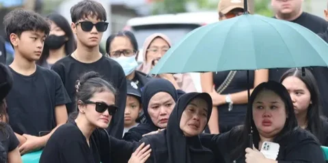 Prosesi Pemakaman Lula Lahfah, Diiringi Isak Tangis Ibunda hingga Sahabat