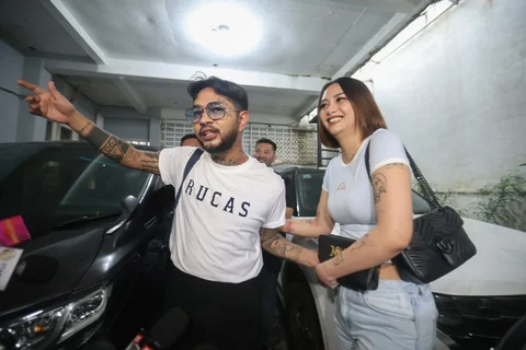 Musisi sekaligus aktor Onadio Leonardo  bersama istrinya Beby Prisillia usai menyelesaikan masa rehabilitasi dan keluar dari  Yayasan Pemulihan Natura Indonesia (ULTRA), Jakarta Selatan, Rabu 18/01/2026).