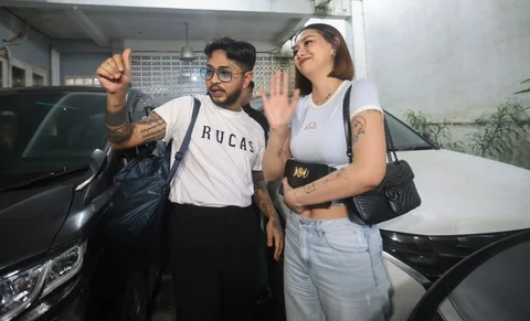 Musisi sekaligus aktor Onadio Leonardo  bersama istrinya Beby Prisillia usai menyelesaikan masa rehabilitasi dan keluar dari  Yayasan Pemulihan Natura Indonesia (ULTRA), Jakarta Selatan, Rabu 18/01/2026).