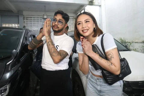 Musisi sekaligus aktor Onadio Leonardo  bersama istrinya Beby Prisillia usai menyelesaikan masa rehabilitasi dan keluar dari  Yayasan Pemulihan Natura Indonesia (ULTRA), Jakarta Selatan, Rabu 18/01/2026).