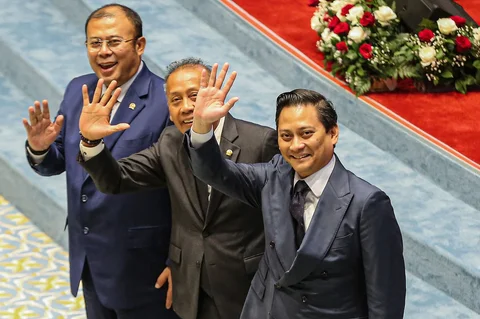 Wakil Ketua DPR Saan Mustopa (tengah) dan Cucun Ahmad Syamsurijal (kiri) berfoto bersama dengan Deputi Gubernur Bank Indonesia (BI) terpilih Thomas Djiwandono (kanan) pada Rapat Paripurna DPR ke-12 Masa Persidangan III Tahun Sidang 2025-2026 di Kompleks Parlemen, Senayan, Jakarta, Selasa (27/01/2026).