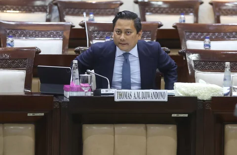 Calon Deputi Gubernur Bank Indonesia Thomas Djiwandono  mengikuti uji kelayakan dan kepatutan calon Deputi Gubernur Bank Indonesia di ruang Komisi XI DPR, Kompleks Parlemen, Senayan, Jakarta, Senin (26/1/2026).