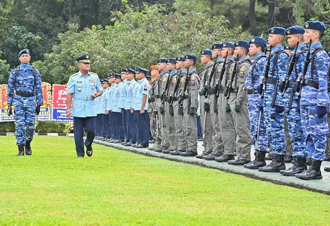 Prajuruit TNI AU saat mengikuti upacara peringatan HUT ke-4 Koopsudnas di Makoopsudnas Halim Perdanakusuma, Jakarta, Rabu (28/01/2026).