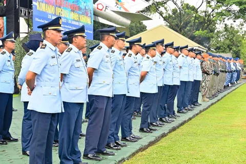 Prajuruit TNI AU saat mengikuti upacara peringatan HUT ke-4 Koopsudnas di Makoopsudnas Halim Perdanakusuma, Jakarta, Rabu (28/01/2026).