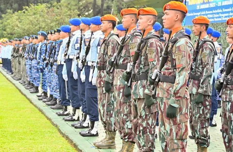 Prajurit TNI AU saat mengikuti upacara peringatan HUT ke-4 Koopsudnas di Makoopsudnas Halim Perdanakusuma, jakarta, Rabu *28/01/2026).