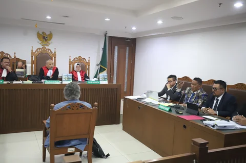 Gayus Lumbuun memberikan keterangan sebagai saksi ahli dalam sidang gugatan perdata CMNP di Pengadilan Negeri Jakarta Pusat, Rabu (28/01/2026)..