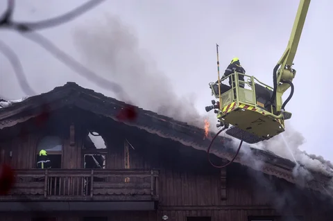 Petugas pemadam kebakaran berjuang memadamkan kebakaran hebat di hotel bintang lima Grandes Alpes di resor ski elite Courchevel, Alpen Prancis, Rabu (28/1/2026).