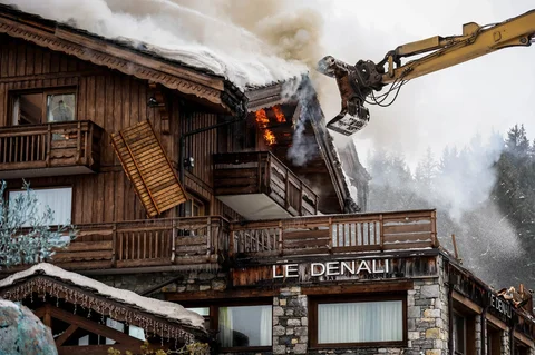 Petugas pemadam kebakaran berjuang memadamkan kebakaran hebat di hotel bintang lima Grandes Alpes di resor ski elite Courchevel, Alpen Prancis, Rabu (28/1/2026).