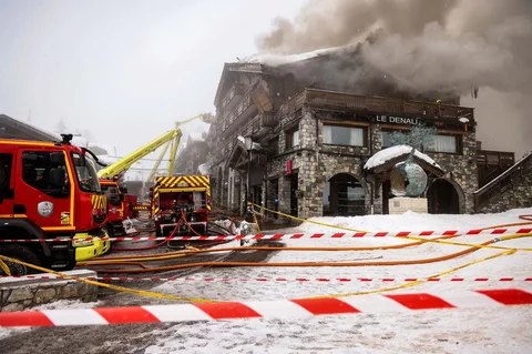 Petugas pemadam kebakaran berjuang memadamkan kebakaran hebat di hotel bintang lima Grandes Alpes di resor ski elite Courchevel, Alpen Prancis, Rabu (28/1/2026).
