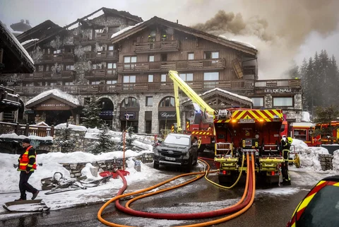 Petugas pemadam kebakaran berjuang memadamkan kebakaran hebat di hotel bintang lima Grandes Alpes di resor ski elite Courchevel, Alpen Prancis, Rabu (28/1/2026).