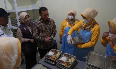 Menteri Kependudukan dan Pembangunan Keluarga Wihaji meninjau pelaksanaan penyaluran Makanan Bergizi Gratis bagi ibu hamil, ibu menyusui, dan balita melalui program DASHAT di Kota Bogor., Rabu (28/01/2026).