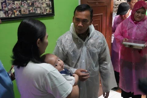Menteri Kependudukan dan Pembangunan Keluarga Wihaji meninjau pelaksanaan penyaluran Makanan Bergizi Gratis bagi ibu hamil, ibu menyusui, dan balita melalui program DASHAT di Kota Bogor., Rabu (28/01/2026).