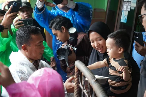 Menteri Kependudukan dan Pembangunan Keluarga Wihaji meninjau pelaksanaan penyaluran Makanan Bergizi Gratis bagi ibu hamil, ibu menyusui, dan balita melalui program DASHAT di Kota Bogor., Rabu (28/01/2026).