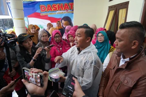 Menteri Kependudukan dan Pembangunan Keluarga Wihaji meninjau pelaksanaan penyaluran Makanan Bergizi Gratis bagi ibu hamil, ibu menyusui, dan balita melalui program DASHAT di Kota Bogor., Rabu (28/01/2026).