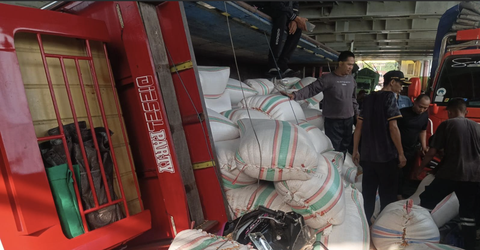 Truk Bermuatan Dedak dan Jagung Terguling di Kapal Ferry