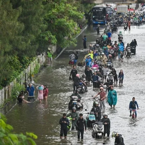 PT TransJakarta melakukan penyesuaian operasional signifikan akibat banjir di Jakarta, menghentikan dan mengalihkan sejumlah rute bus yang terdampak cuaca ekstrem.