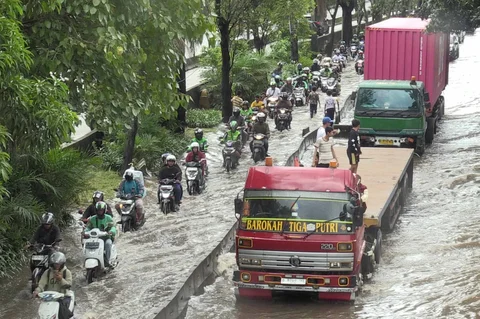 Kendaraan bermotor menerobos banjir di ruas Jalan Daan Mogot, Jakarta, Kamis (29/1/2026).