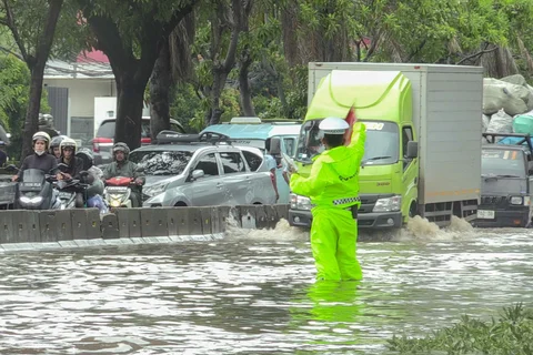 Kendaraan bermotor menerobos banjir di ruas Jalan Daan Mogot, Jakarta, Kamis (29/1/2026).