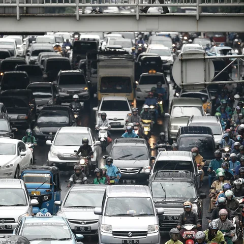 Antrean kendaraan yang terjebak kemacetan di Jalan Pramuka, Jakarta, Jumat (26/2). Banjir yang menggenangi sejumlah ruas jalan menyebabkan kemacetan arus lalu lintas di beberapa titik. (Liputan6.com/Faizal Fanani)
