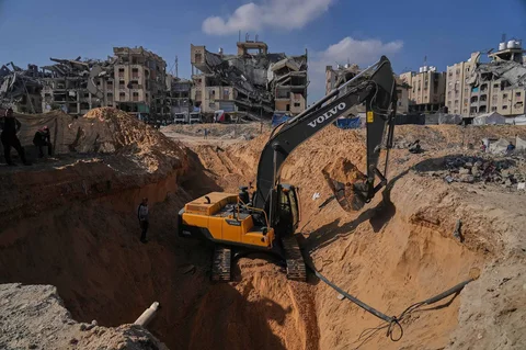 Bekho dan dan pekerja  asal Mesir mencari jenazah para sandera di dekat kamp tenda pengungsi Palestina di Kota Hamad, Khan Younis, di Jalur Gaza selatan, Selasa, (28/10/2025).