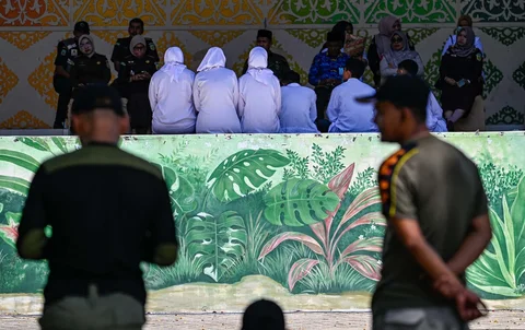 Enam orang terpidana jarimah zina, khamar, dan ikhtilath saat menjalani hukuman cambuk di Taman Sari Bustanussalatin, Banda Aceh, Kamis (29/01/2026)