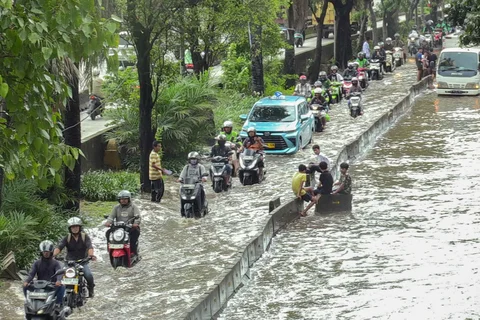Kendaraan bermotor menerobos banjir di ruas Jalan Daan Mogot, Jakarta, Kamis (29/1/2026).