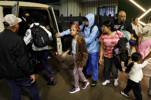 Warga mengungsi dari sebuah gedung dekat istana kepresidenan Miraflores setelah terdengar ledakan dan pesawat terbang rendah di Caracas, Venezuela, Sabtu (03/01/2026).