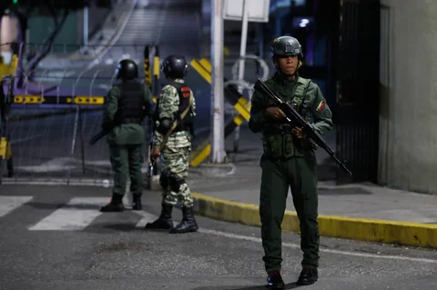 Tentara menjaga area sekitar istana kepresidenan Miraflores setelah terdengar ledakan dan pesawat terbang rendah di Caracas, Venezuela, Sabtu (03/01/2026).