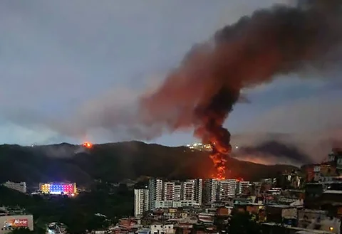 Kebakaran pada kompleks militer terbesar di Fuerte Tiuna Venezuela, Sabtu (03/01/2026).