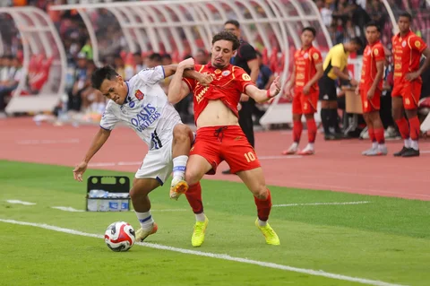 Pemain Persija Jakarta Gustavo berebut bola dengan pemain Persijap Jepara pada pertandingan BRI Super League di Stadion Utama Gelora Bung Karno (SUGBK), Jakarta, Sabtu (03/01/2026).