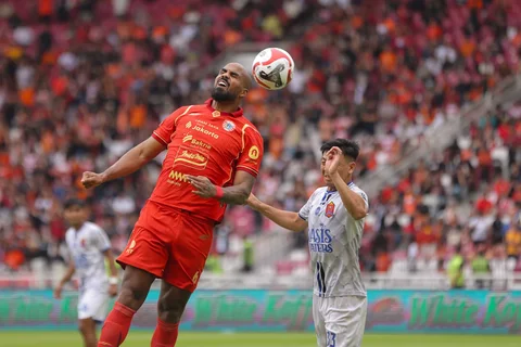 Pemain Persija Jakarta Thales Natanael mengontrol bola  pada pertandingan BRI Super League melawan Persijap di Stadion Utama Gelora Bung Karno (SUGBK), Jakarta, Sabtu (03/01/2026).