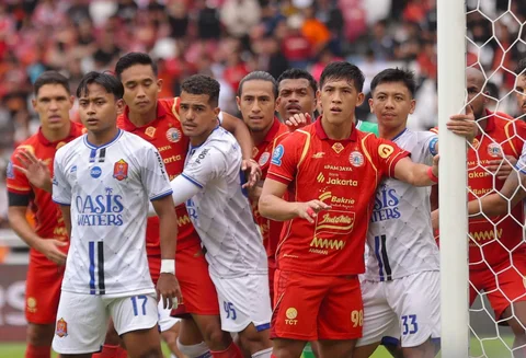 Pemain Persija Jakarta dijaga  pemain Persijap Jepara pada pertandingan BRI Super League di Stadion Utama Gelora Bung Karno (SUGBK), Jakarta, Sabtu (03/01/2026).