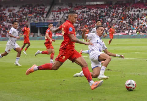Pemain Persija Jakarta Bruno Nunes dibayangi  pemain Persijap Jepara pada pertandingan BRI Super League di Stadion Utama Gelora Bung Karno (SUGBK), Jakarta, Sabtu (03/01/2026).