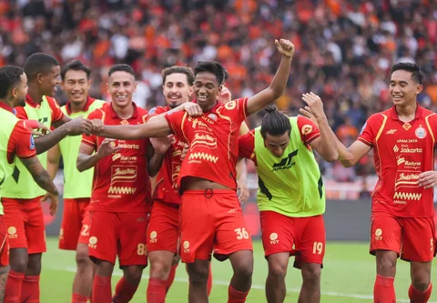 Pemain Persija Jakarta Aditya Warman (tengah) berselebrasi usai mencetak gol ke gawang Persijap Jepara pada pertandingan BRI Super League di Stadion Utama Gelora Bung Karno (SUGBK), Jakarta, Sabtu (3/1/2026).