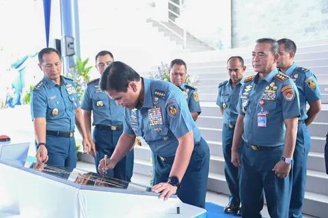 Kasal Laksamana TNI  Muhammad Ali saat meresmikan Gedung Damage Control Simulator di Komando Latihan Komando Armada I, Jakarta, Kamis (29/01/2026).