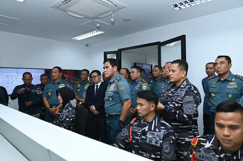 Kasal Laksamana TNI  Muhammad Ali saat meresmikan Gedung Damage Control Simulator di Komando Latihan Komando Armada I, Jakarta, Kamis (29/01/2026).