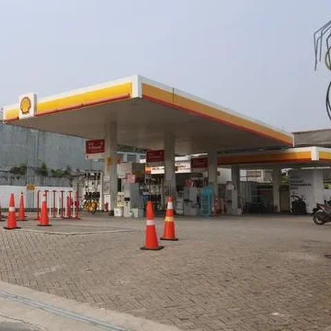 Pada akhir Agustus lalu, Menteri Energi dan Sumber Daya Mineral (ESDM), Bahlil Lahadalia berulang kali buka suara terkait seretnya pasokan BBM di SPBU swasta. (Kapanlagi.com/Budy Santoso)
