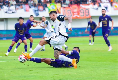 Pemain Persija Jakarta, Maxwell Souza, berupaya untuk mencetak gol namun dihadang oleh Muhammad Toha dari Persita Tangerang dalam ajang BRI Super League 2025/2026 di Indomilk Arena, Tangerang, Banten, Jumat (30/01/2026).