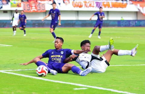 Pemain Persita Tangerang, Muhammad Toha, terlihat berusaha merebut bola dari pemain Persija Jakarta, Aditya Warman, dalam pertandingan BRI Super League 2025/2026 di Indomilk Arena, Tangerang, Banten, Jumat (30/01/2026).