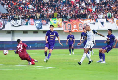 Pemain Persija Jakarta, Gustavo Almeida (kedua kanan) mencetak gol ke gawang Persita Tangerang dalam laga BRI Super League 2025/2026 di Indomilk Arena, Tangerang, Banten, Jumat (30/01/2026).