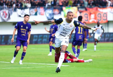 Pemain Persija Jakarta, Gustavo Almeida melakukan selebrasi setelah mencetak gol ke gawang Persita Tangerang dalam laga BRI Super League 2025/2026 di Indomilk Arena, Tangerang, Banten, Jumat (30/01/2026).